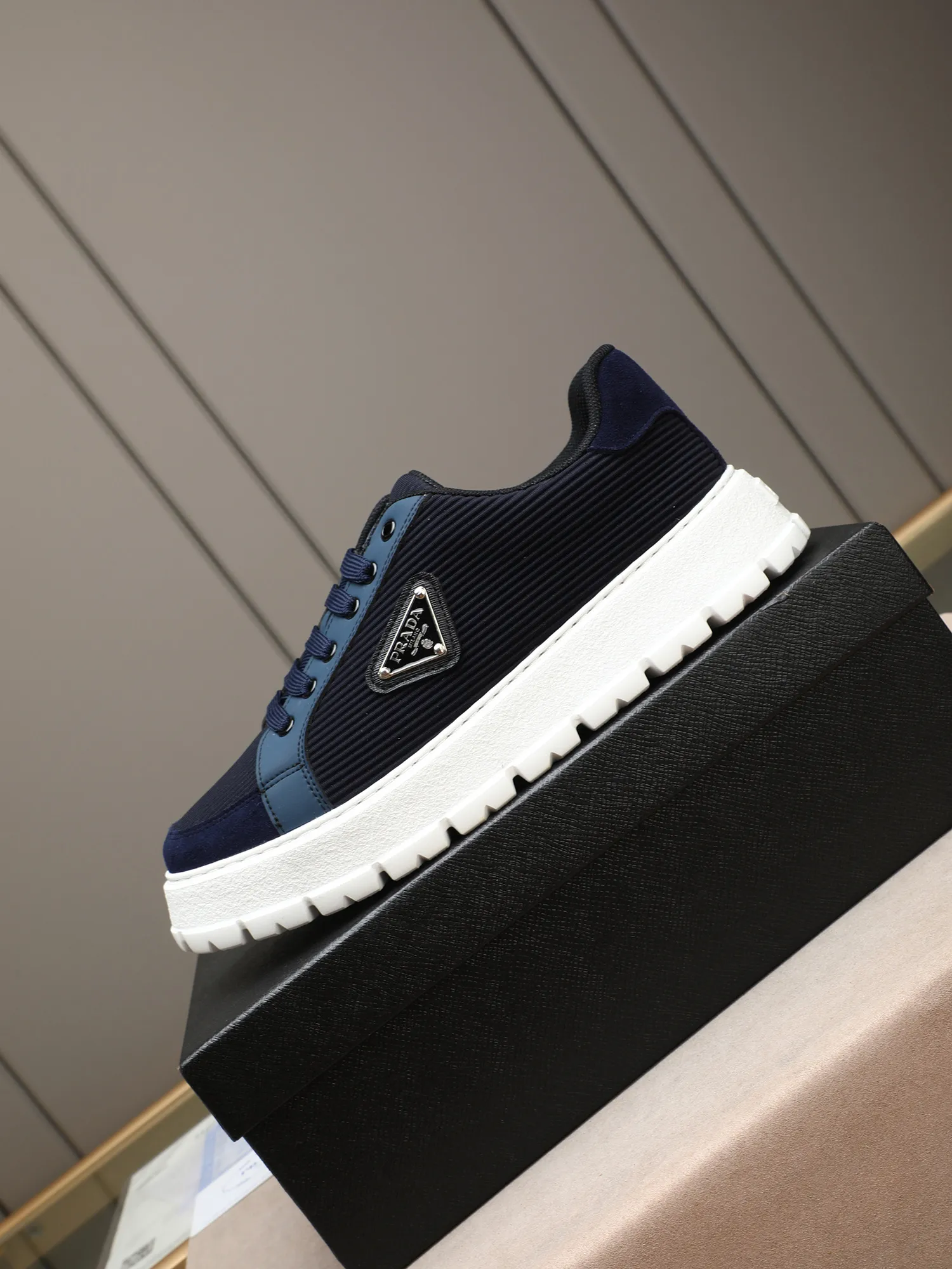Men's Men's Shoes 💰440 Prada/Prada Men's new casual shoes, this sports shoe is made of imported calfskin upper with breathable mesh and breathable mesh lining. The foot pads are made of sheepskin, and the outsole is made of non-slip sports exclusive rubber outsole with logo. It feels good on the feet and is a fashionable item! Size: 38-44 (45 customized)